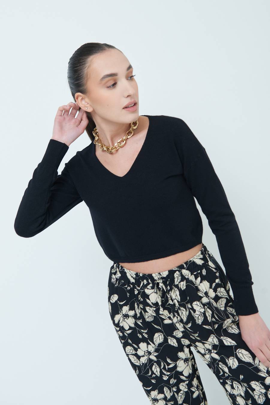 Kikisix MAGLIA SCOLLO V CORTA NERO Negozio online di fabbrica