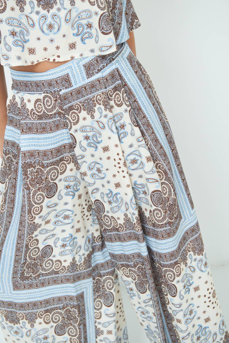 Kikisix PANTA PALAZZO CON PINCE STAMPA BIANCO Presa