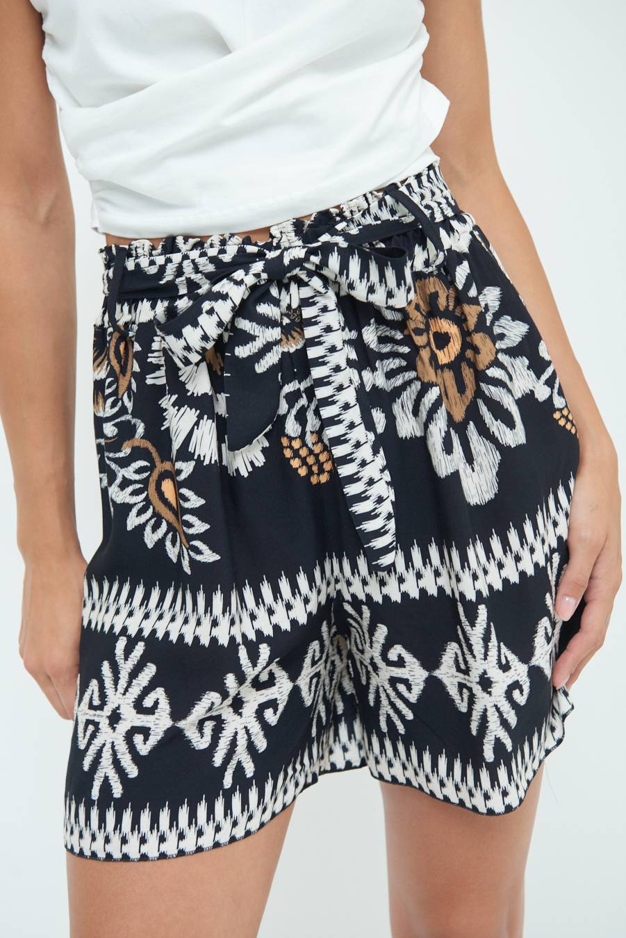 Kikisix SHORTS CON CINTURA STAMPA BALZA NERO 2025