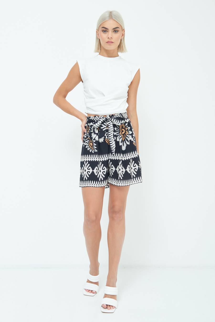 Kikisix SHORTS CON CINTURA STAMPA BALZA NERO 2025