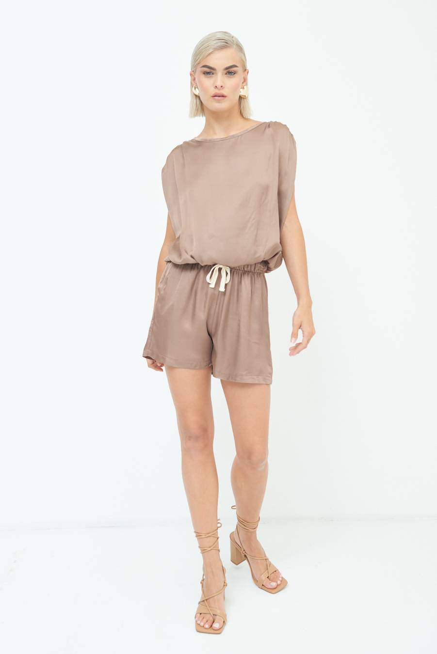 Kikisix SHORTS RASO CON LACCIO CONTRASTO TABACCO Vendita