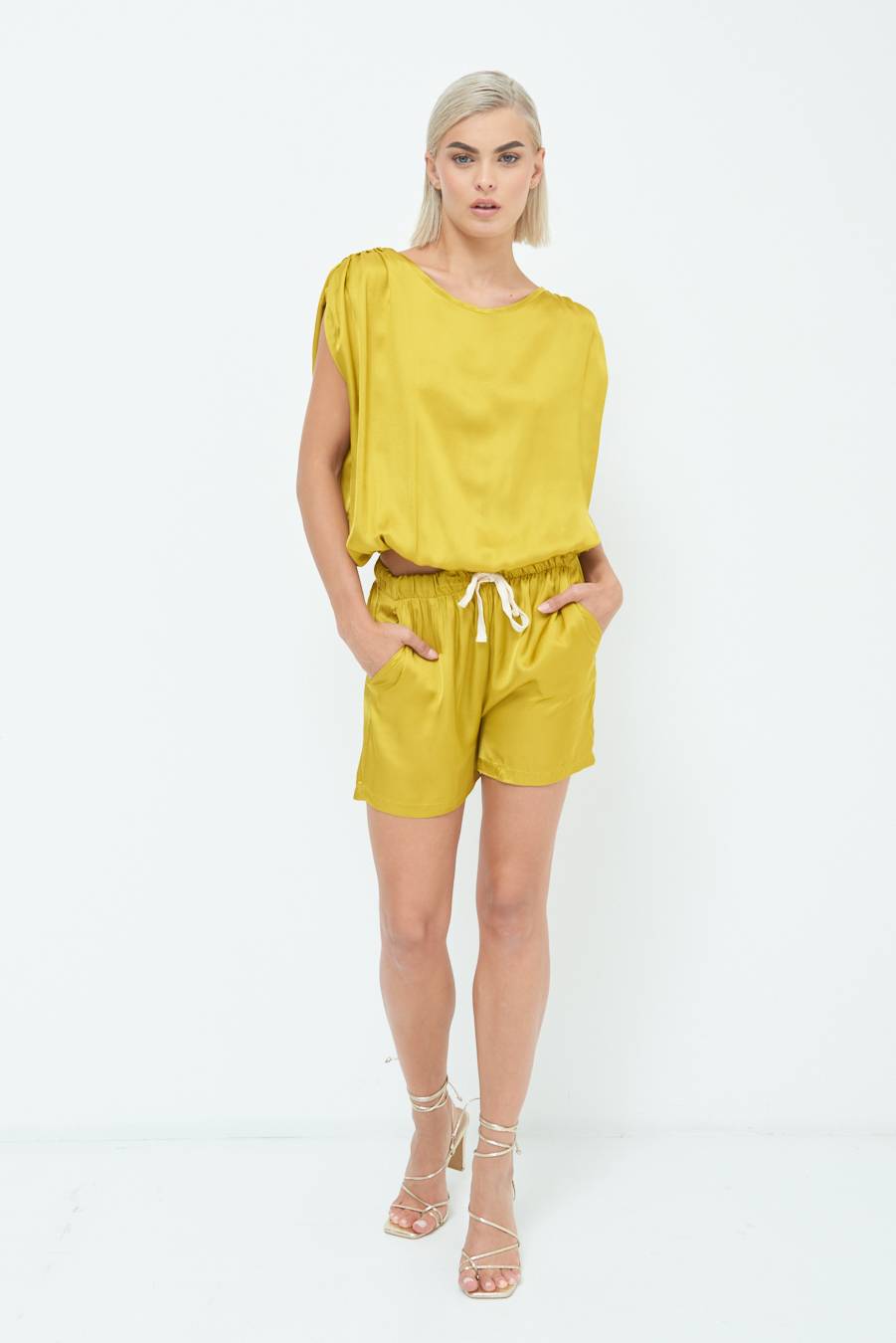 Kikisix SHORTS RASO CON LACCIO CONTRASTO SENAPE Promozione