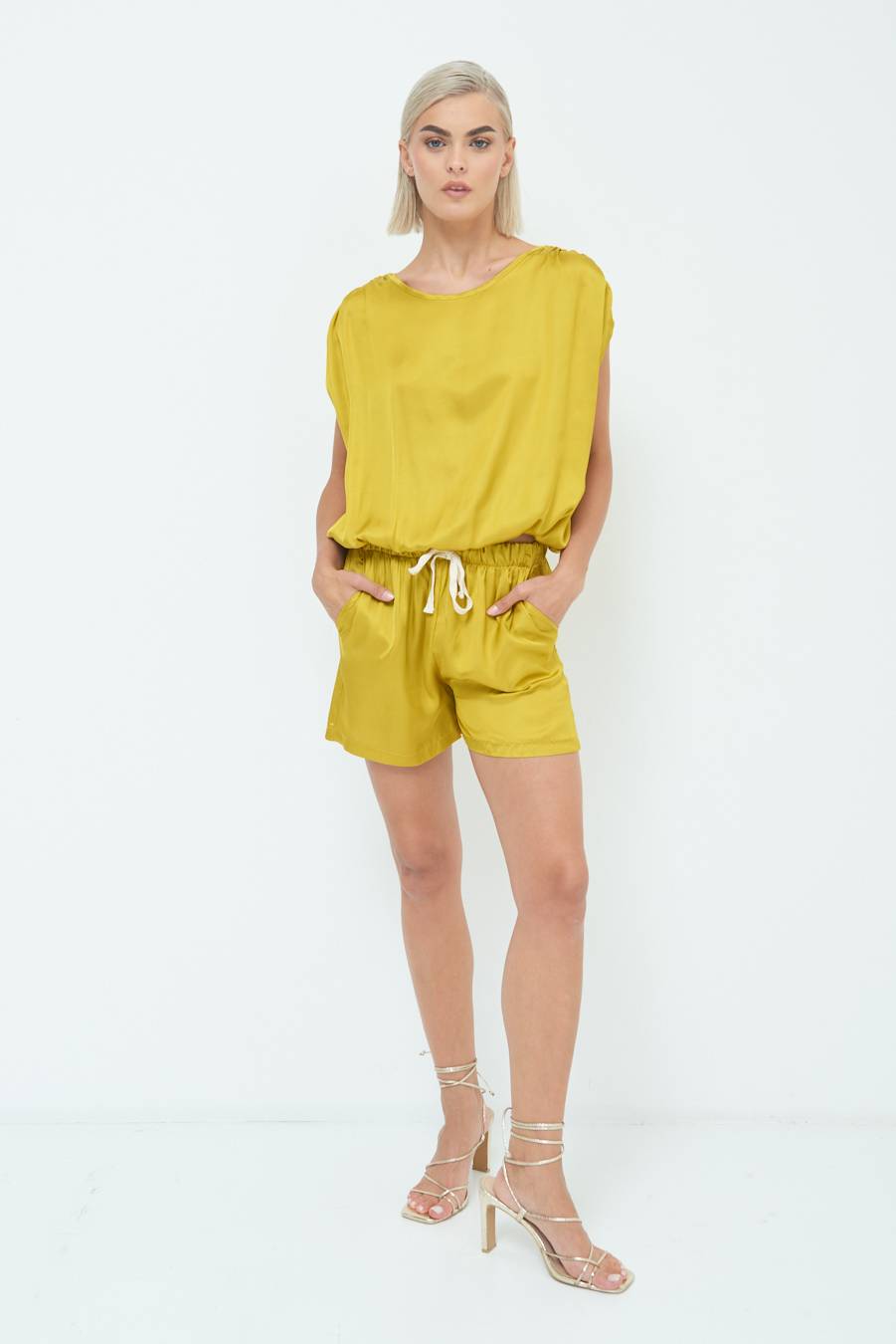 Kikisix SHORTS RASO CON LACCIO CONTRASTO SENAPE Promozione