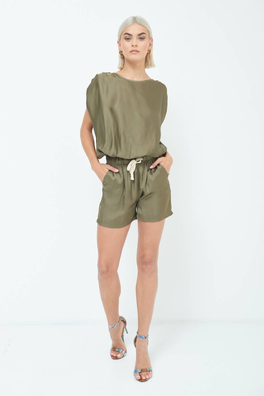 Kikisix SHORTS RASO CON LACCIO CONTRASTO VERDE MILITARE Spedizione Gratuita