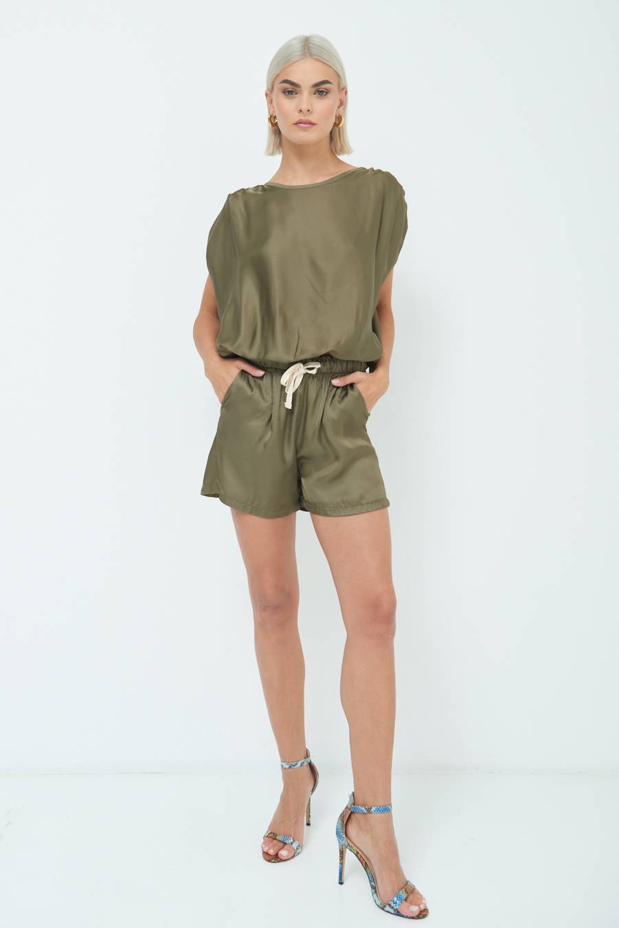 Kikisix SHORTS RASO CON LACCIO CONTRASTO VERDE MILITARE Spedizione Gratuita