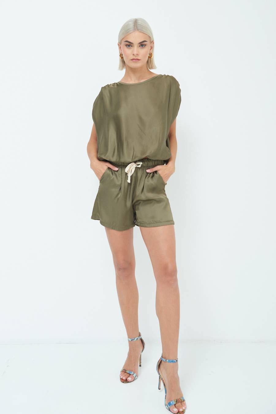 Kikisix SHORTS RASO CON LACCIO CONTRASTO VERDE MILITARE Spedizione Gratuita