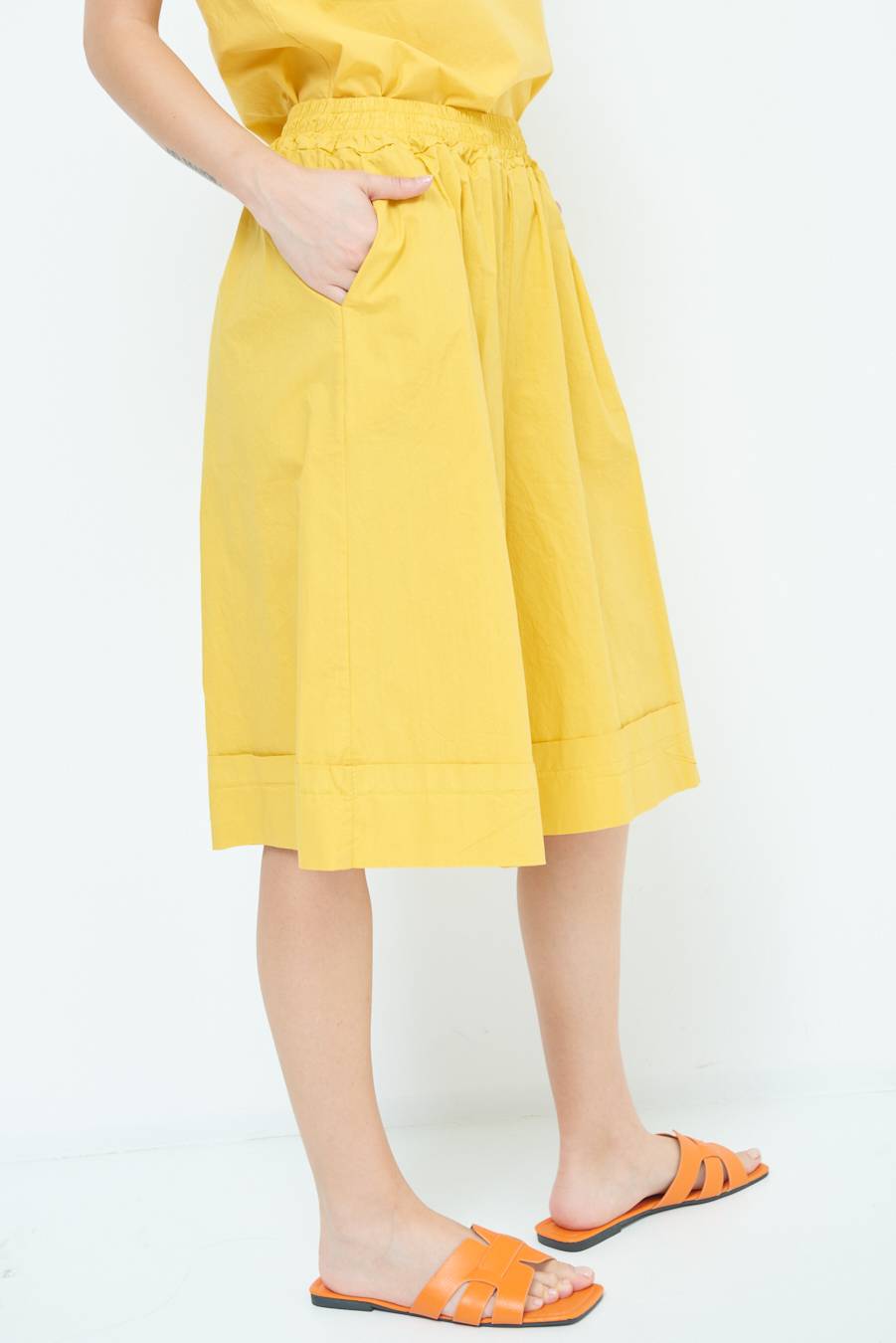 Kikisix PANTALONE CROP CON RISVOLTO SENAPE Nuovi prodotti