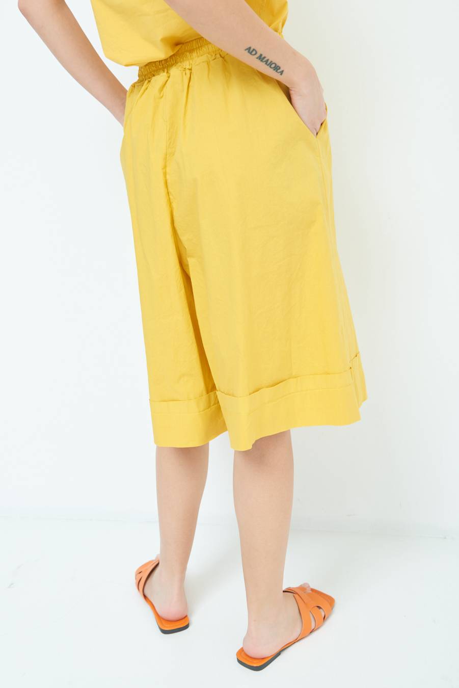 Kikisix PANTALONE CROP CON RISVOLTO SENAPE Nuovi prodotti