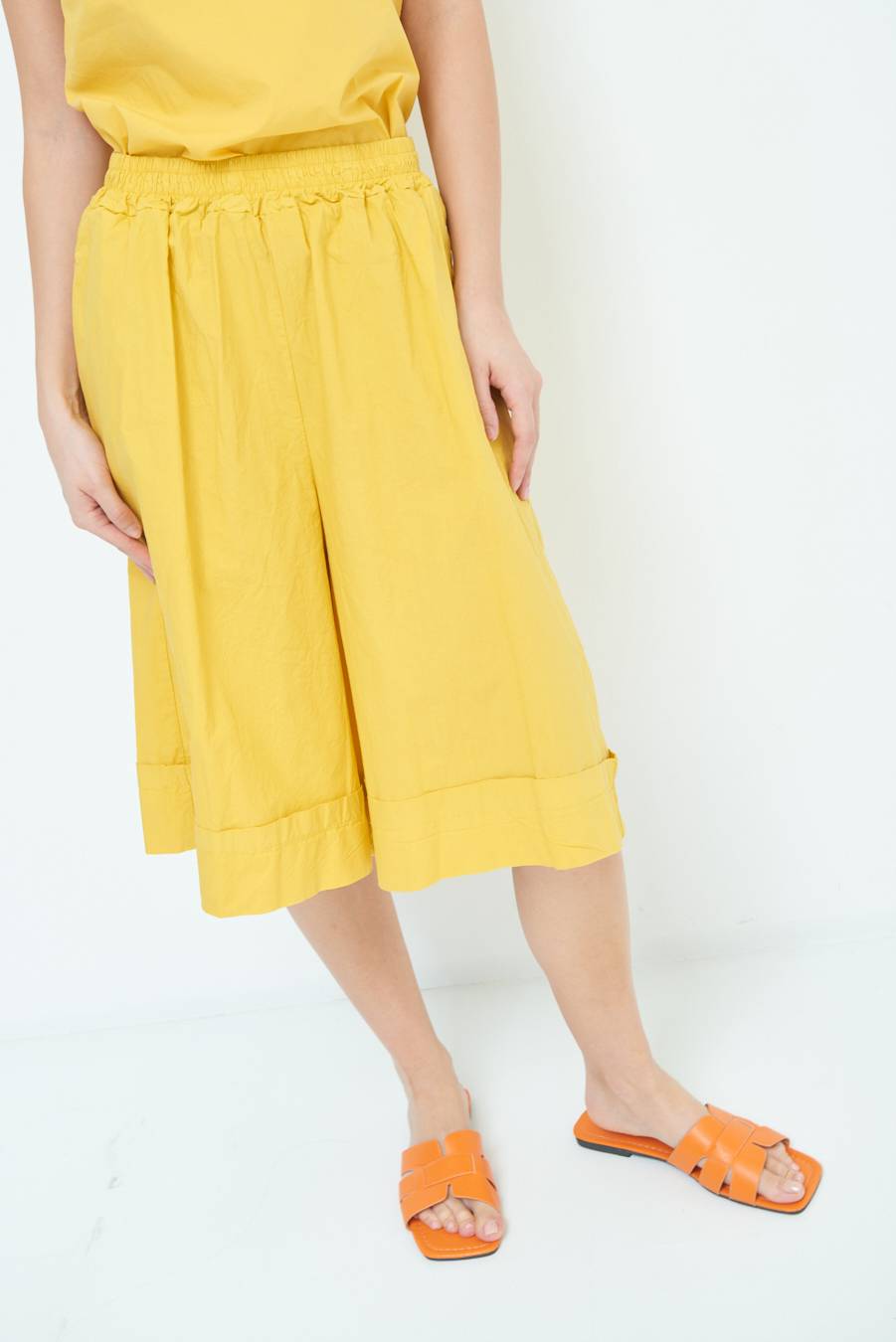 Kikisix PANTALONE CROP CON RISVOLTO SENAPE Nuovi prodotti