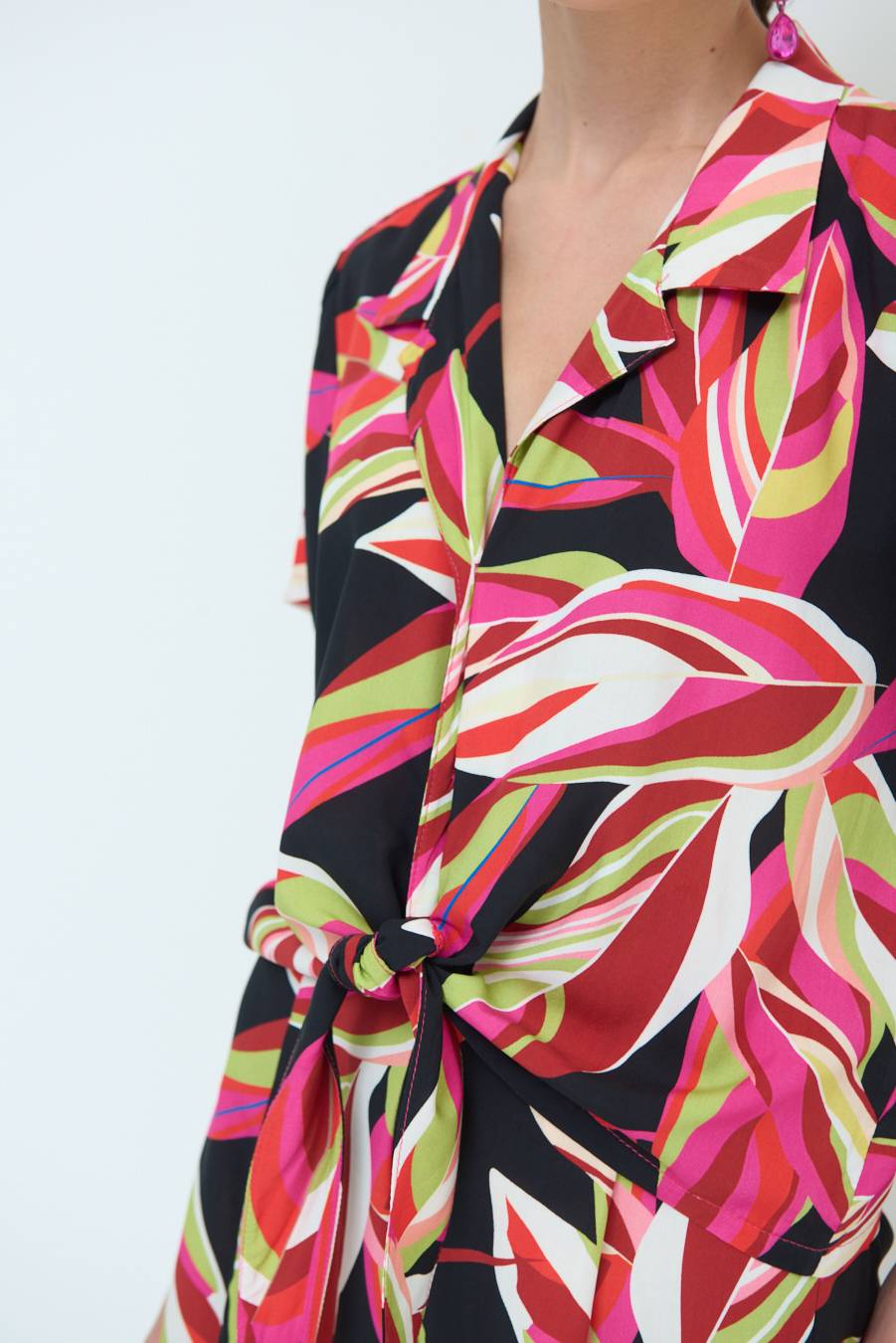 Kikisix CAMICIA ANNODATA STAMPATA A FOGLIE COLORATE NERO Promozione temporanea