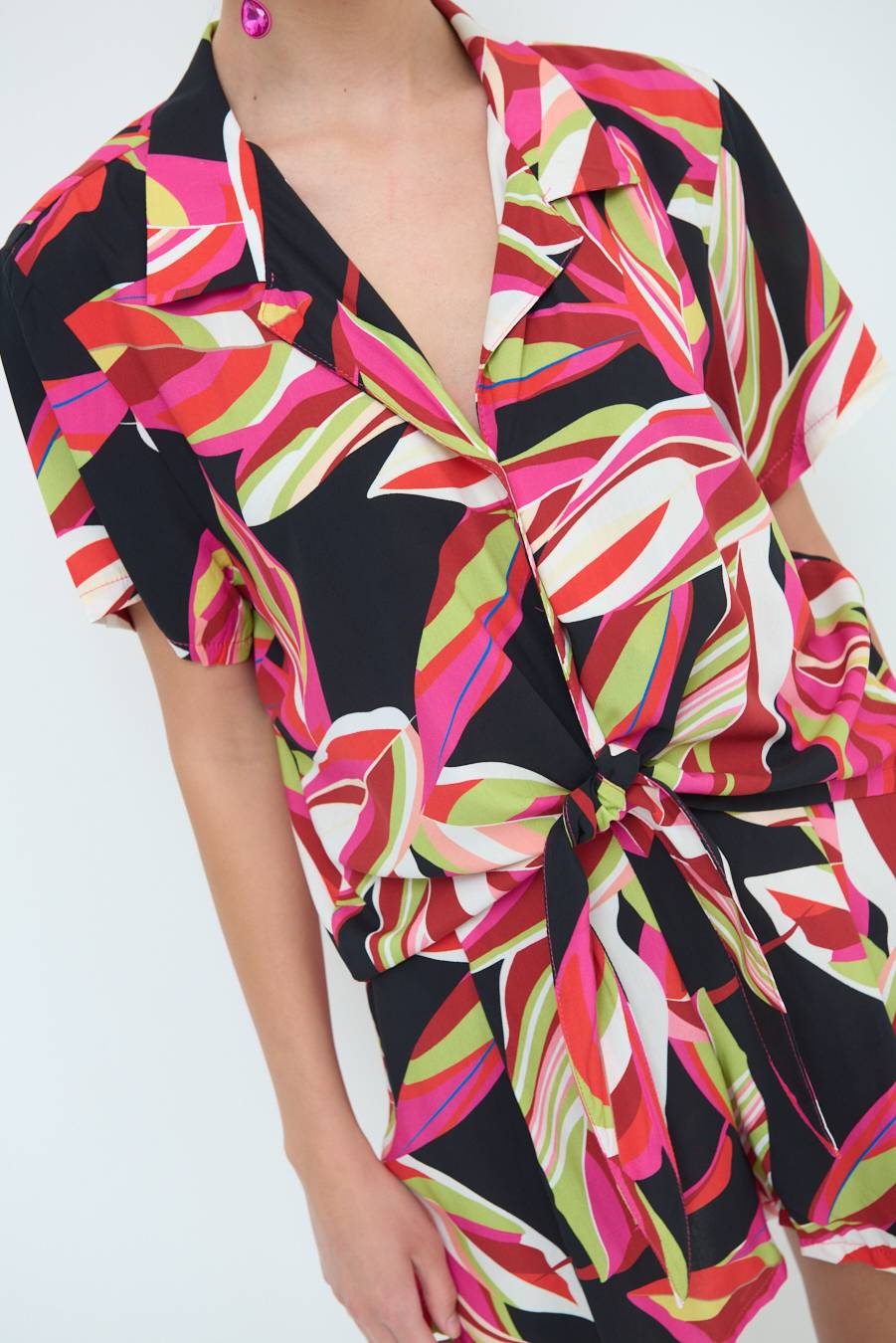 Kikisix CAMICIA ANNODATA STAMPATA A FOGLIE COLORATE NERO Promozione temporanea