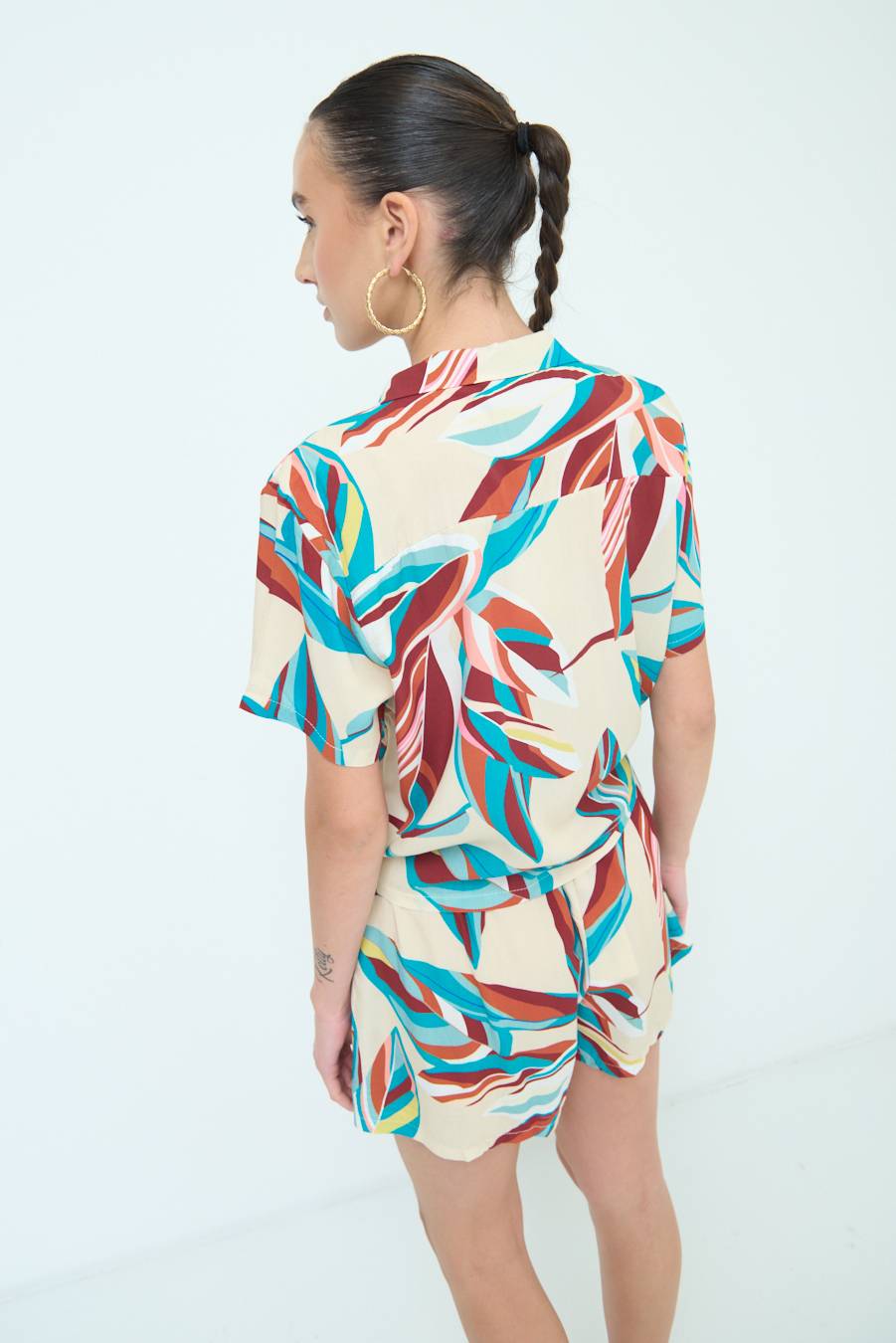 Kikisix CAMICIA ANNODATA STAMPATA A FOGLIE COLORATE ACQUA Fino al 50% di sconto