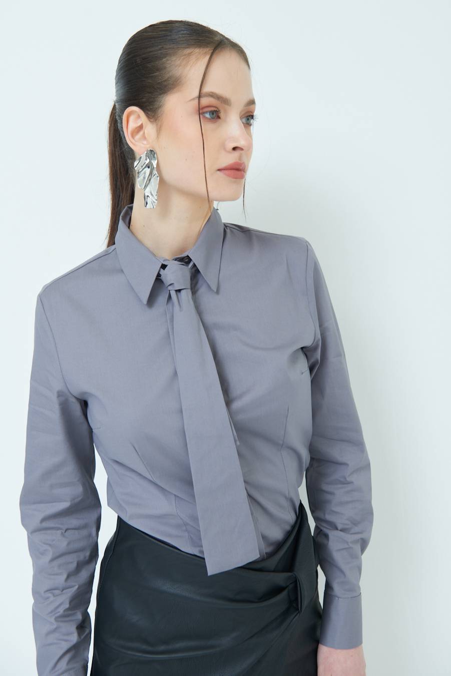 Kikisix CAMICIA CON CRAVATTA IN TINTA GRIGIO 2025