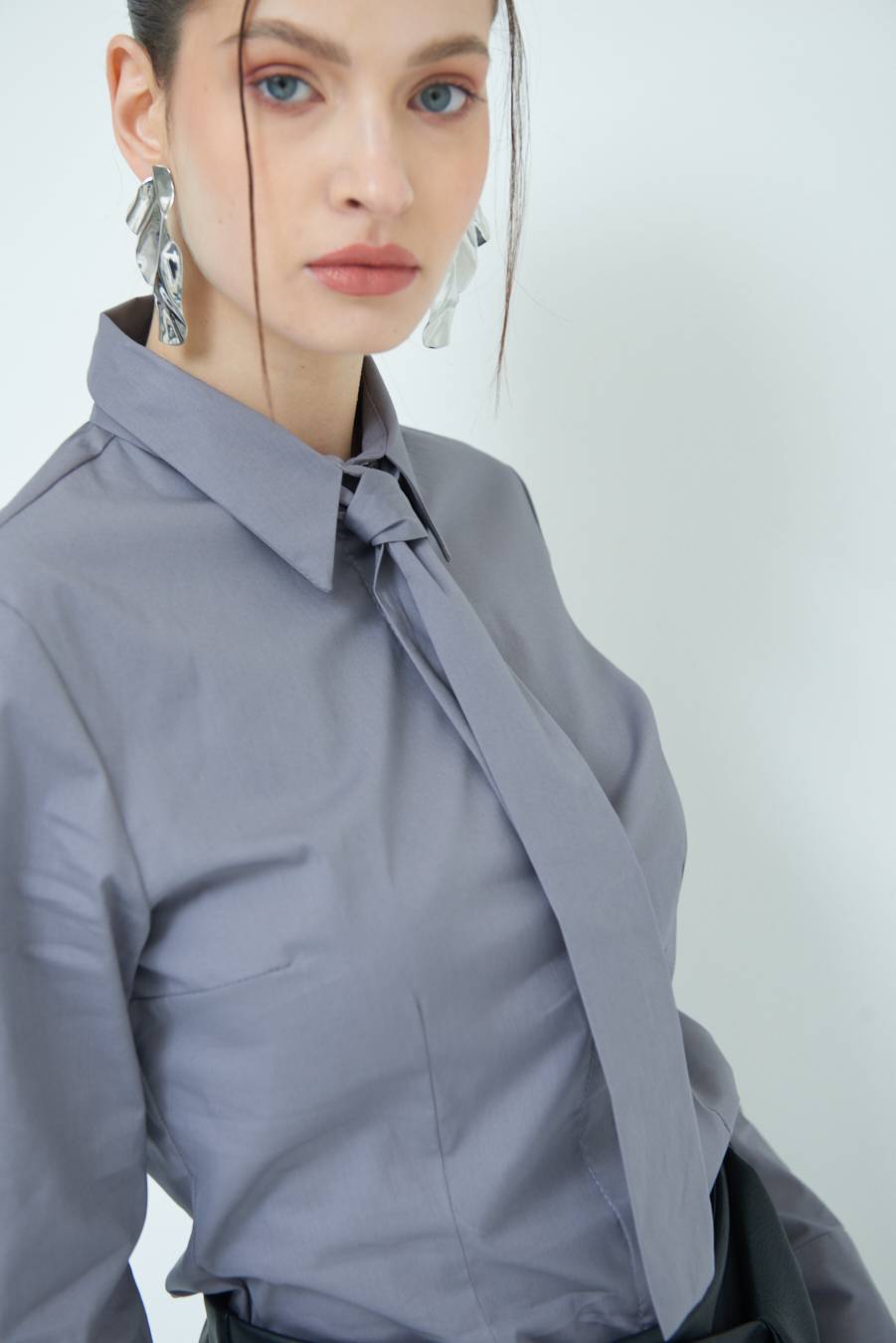 Kikisix CAMICIA CON CRAVATTA IN TINTA GRIGIO 2025