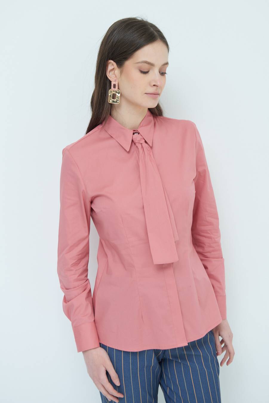 Kikisix CAMICIA CON CRAVATTA IN TINTA CIPRIA Italy