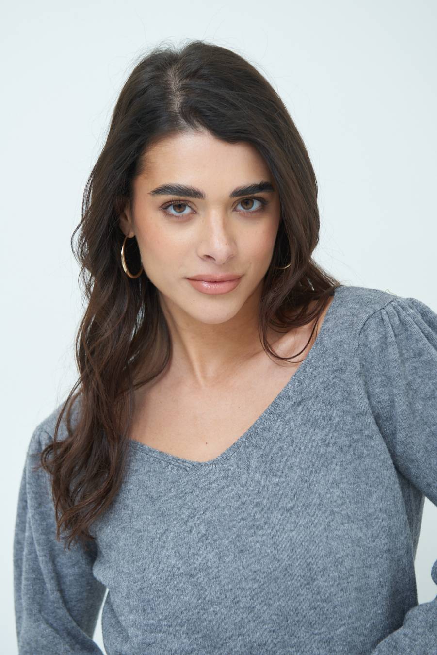 Kikisix MAGLIA SCOLLO V CON MANICA INCRESPATA GRIGIO Offerte speciali