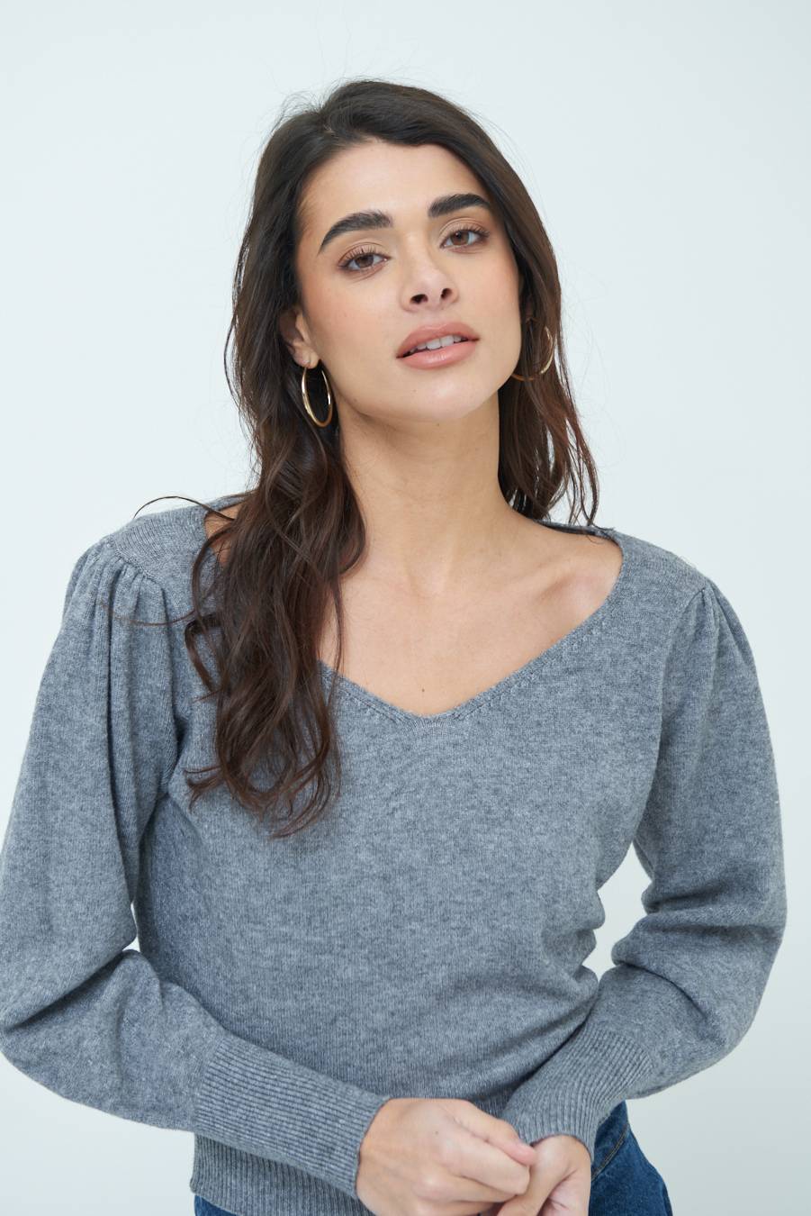 Kikisix MAGLIA SCOLLO V CON MANICA INCRESPATA GRIGIO Offerte speciali