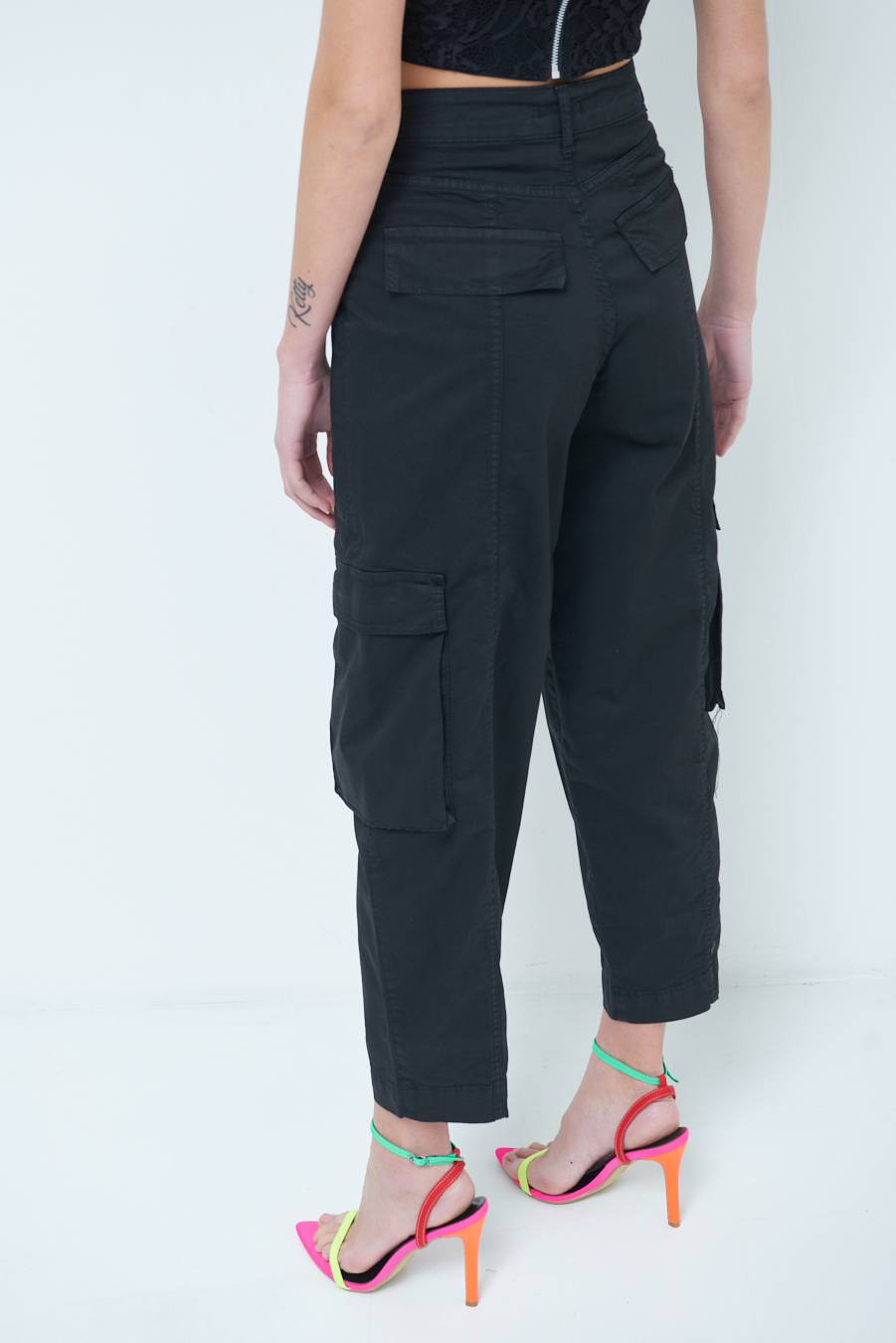 Kikisix PANTALONE TASCONI NERO Qualità
