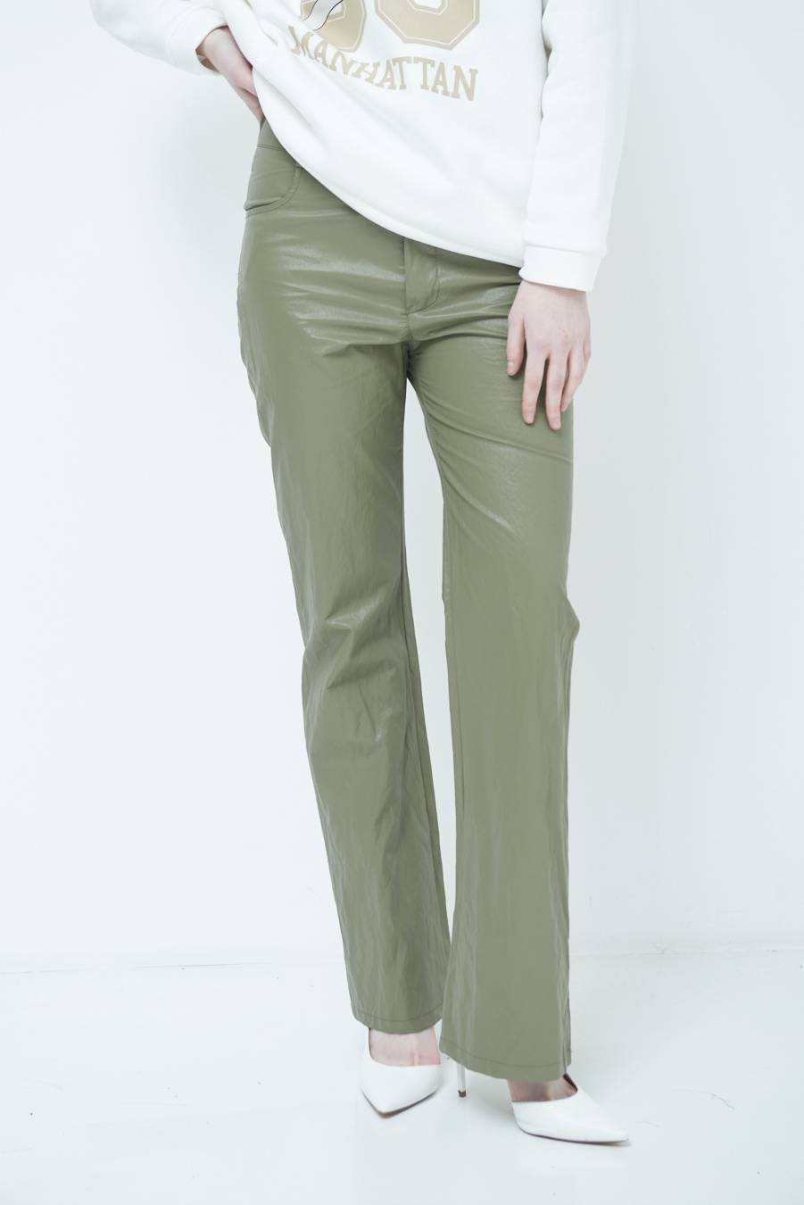 Kikisix PANTALONE ECOPELLE STROPICCIATA VERDE MILITARE Presa