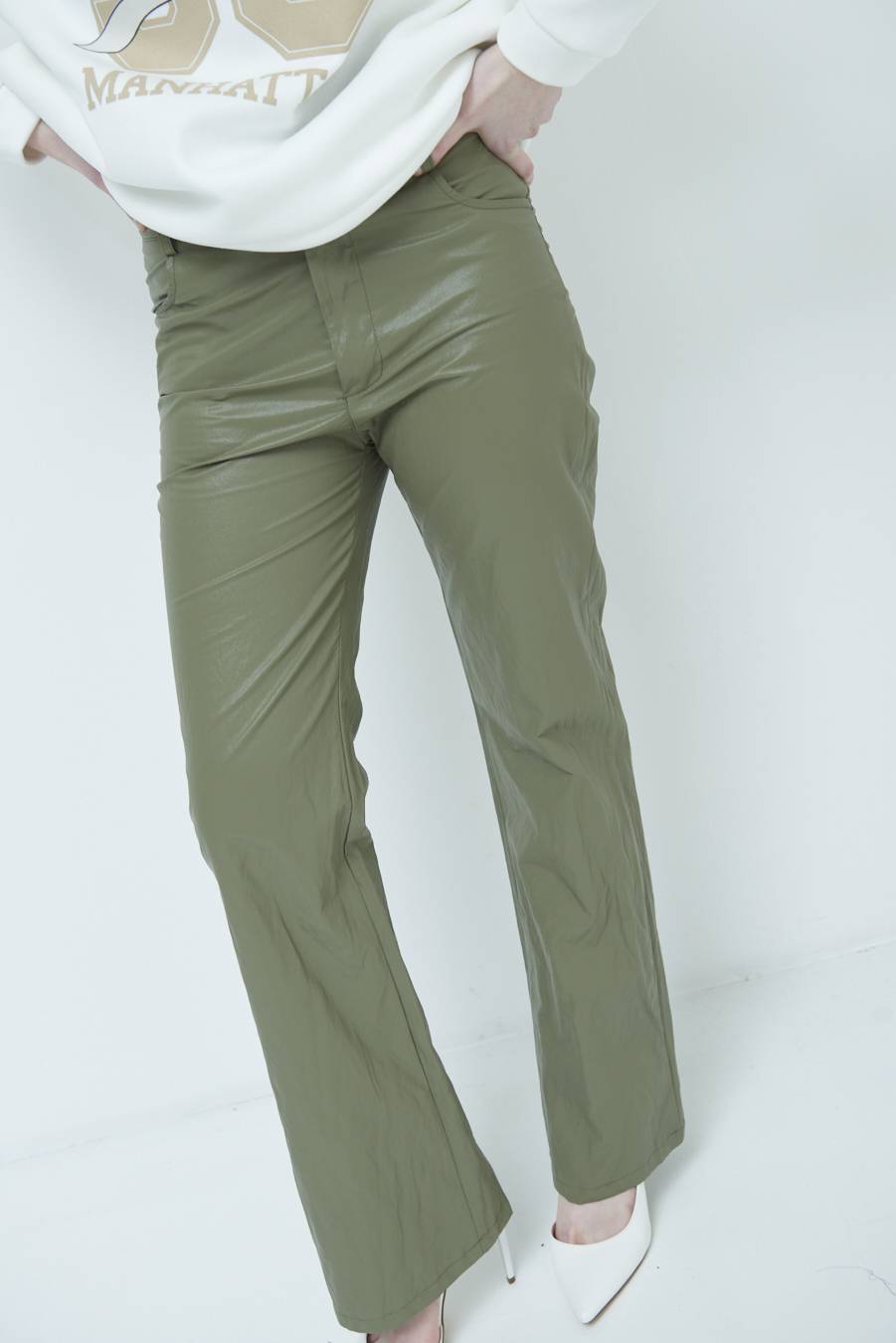 Kikisix PANTALONE ECOPELLE STROPICCIATA VERDE MILITARE Presa