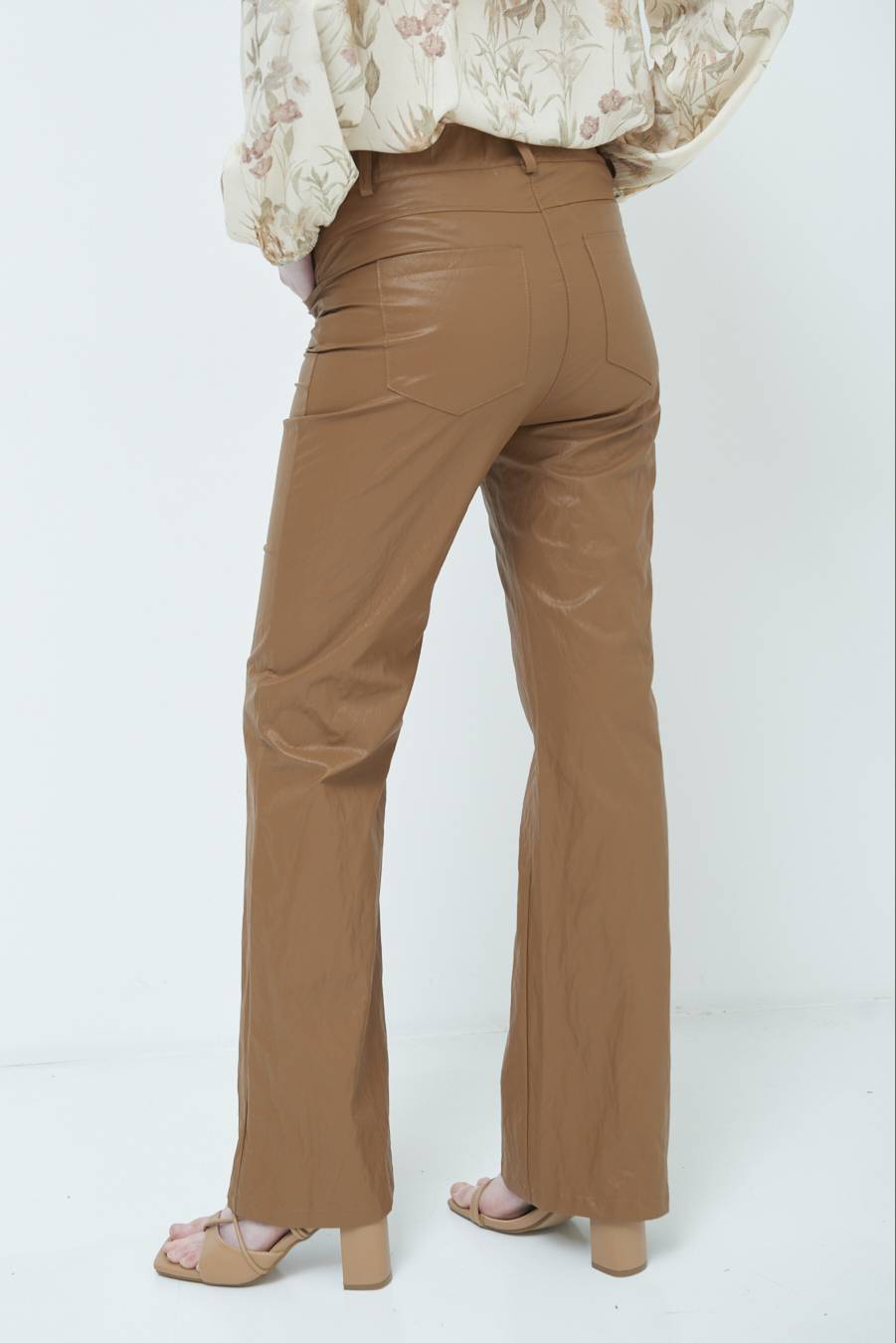 Kikisix PANTALONE ECOPELLE STROPICCIATA BEIGE Offerta