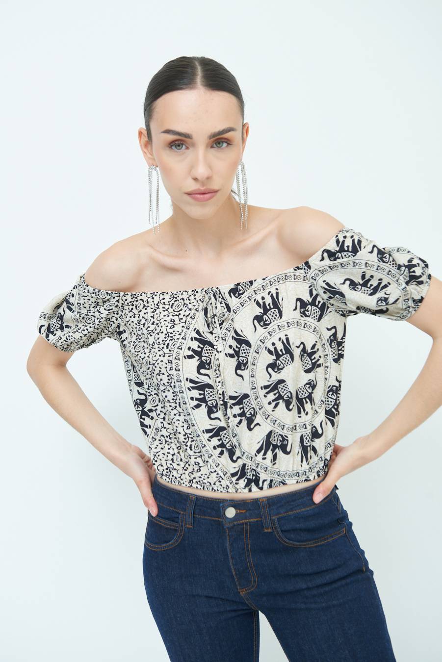Kikisix TOP SCOLLO SHIFFER NERO Offerta temporanea