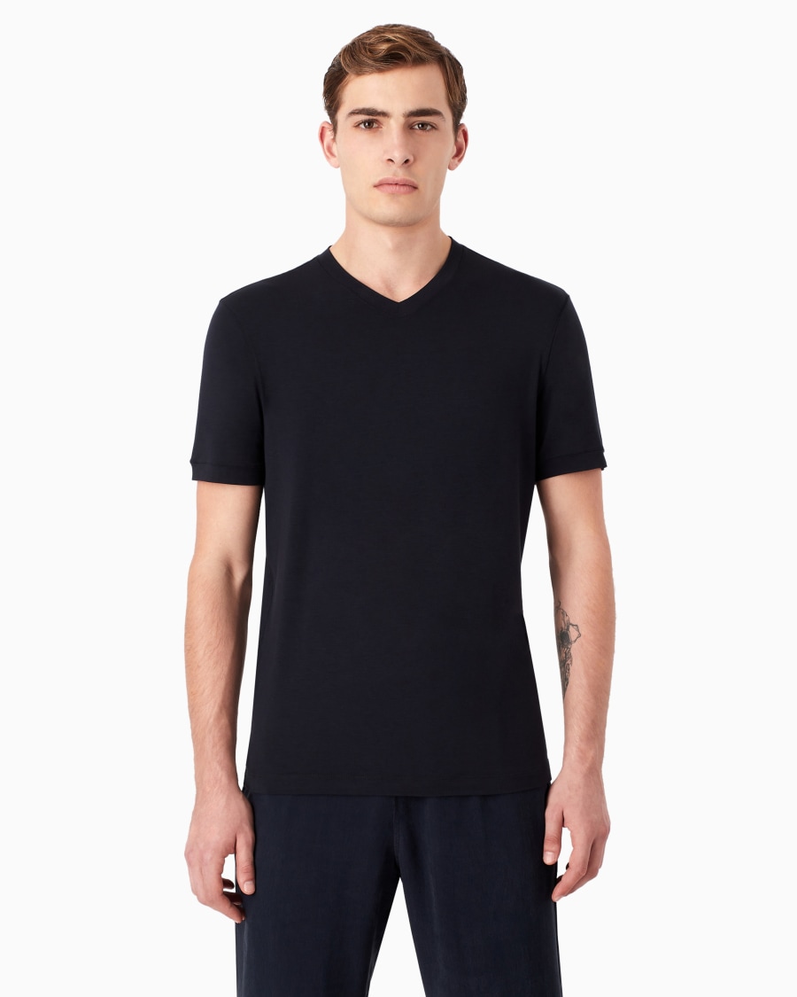 The world of armani T-SHIRT CON SCOLLO A V ICON IN JERSEY DI VISCOSA STRETCH Fino Al -60%