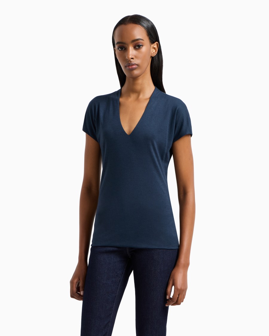 The world of armani TOP CON SCOLLO A V 2025