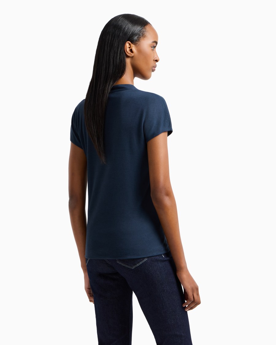 The world of armani TOP CON SCOLLO A V 2025