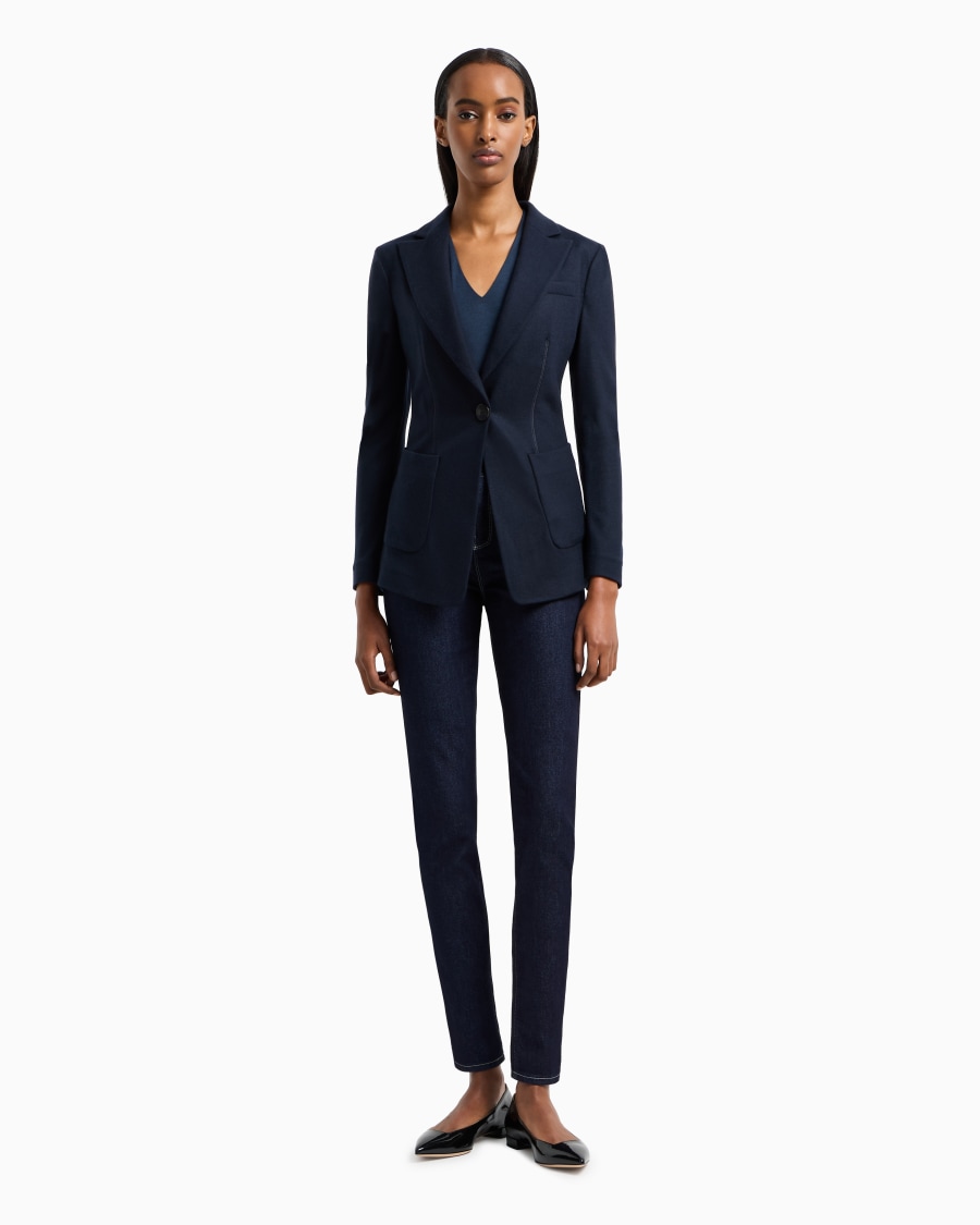 The world of armani TOP CON SCOLLO A V 2025