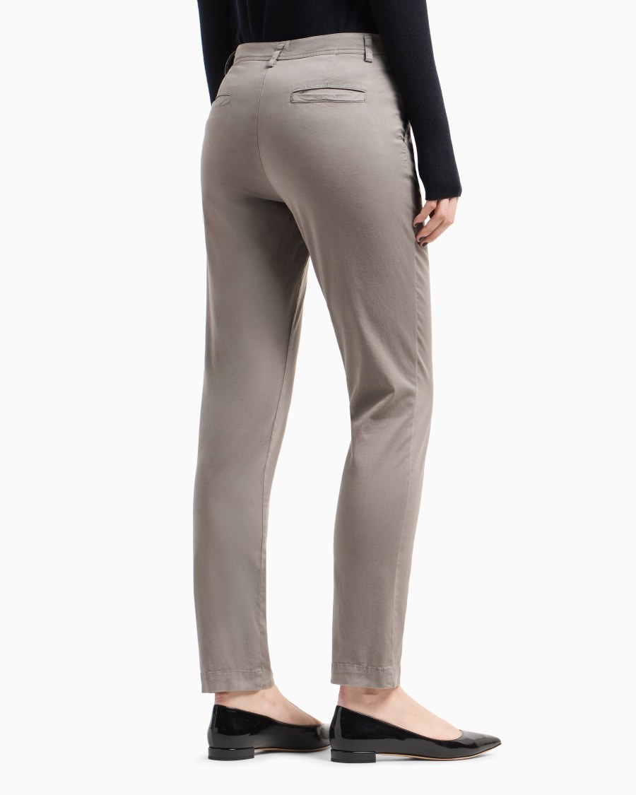 The world of armani PANTALONI CHINO IN COTONE STRETCH Offerta