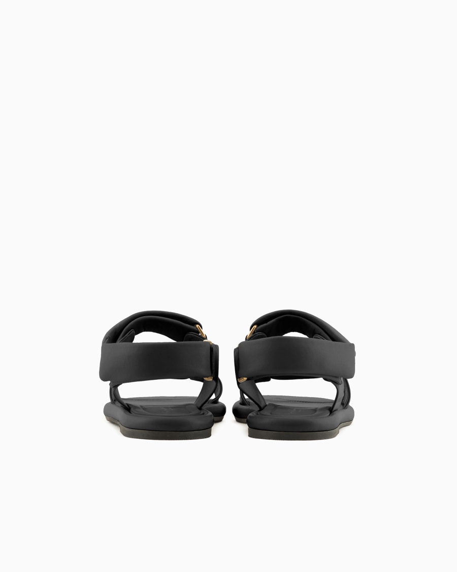 The world of armani SANDALI FLAT IN NAPPA IMBOTTITA 2025