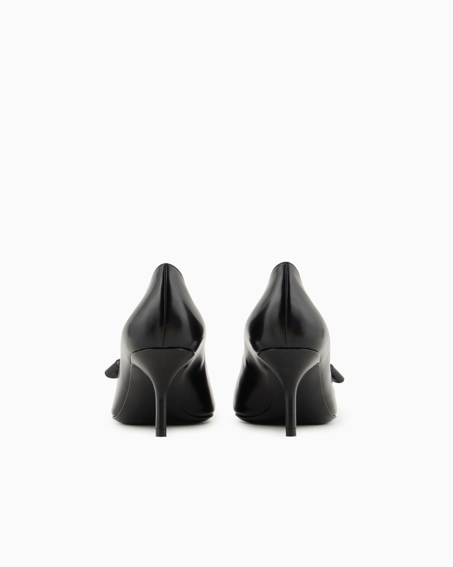 The world of armani DÉCOLLETÉ CON FIOCCO IN PELLE SPAZZOLATA Sconti questo mese