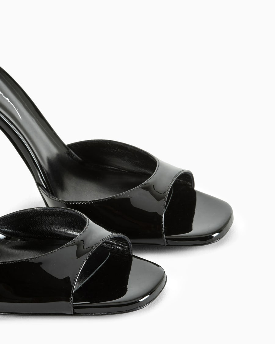 The world of armani SANDALI CON TACCO IN VERNICE Black Friday